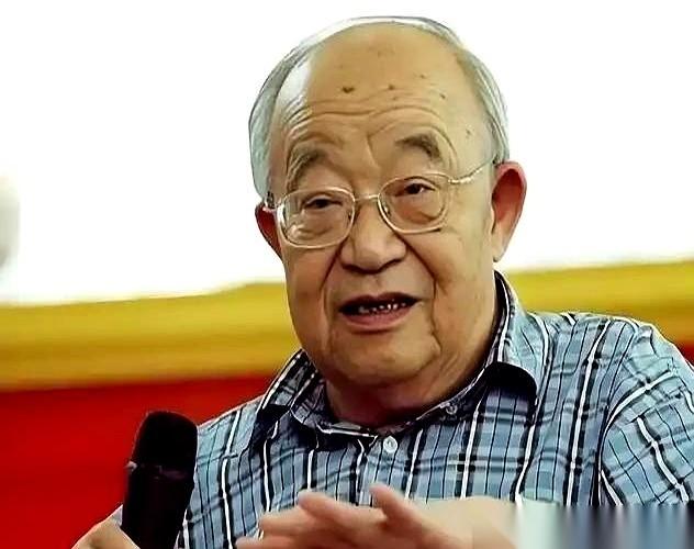 当年《我的祖国》这首歌的谱子写完后，差一点就卡死在了录音棚里。
曲作者刘炽坐在监