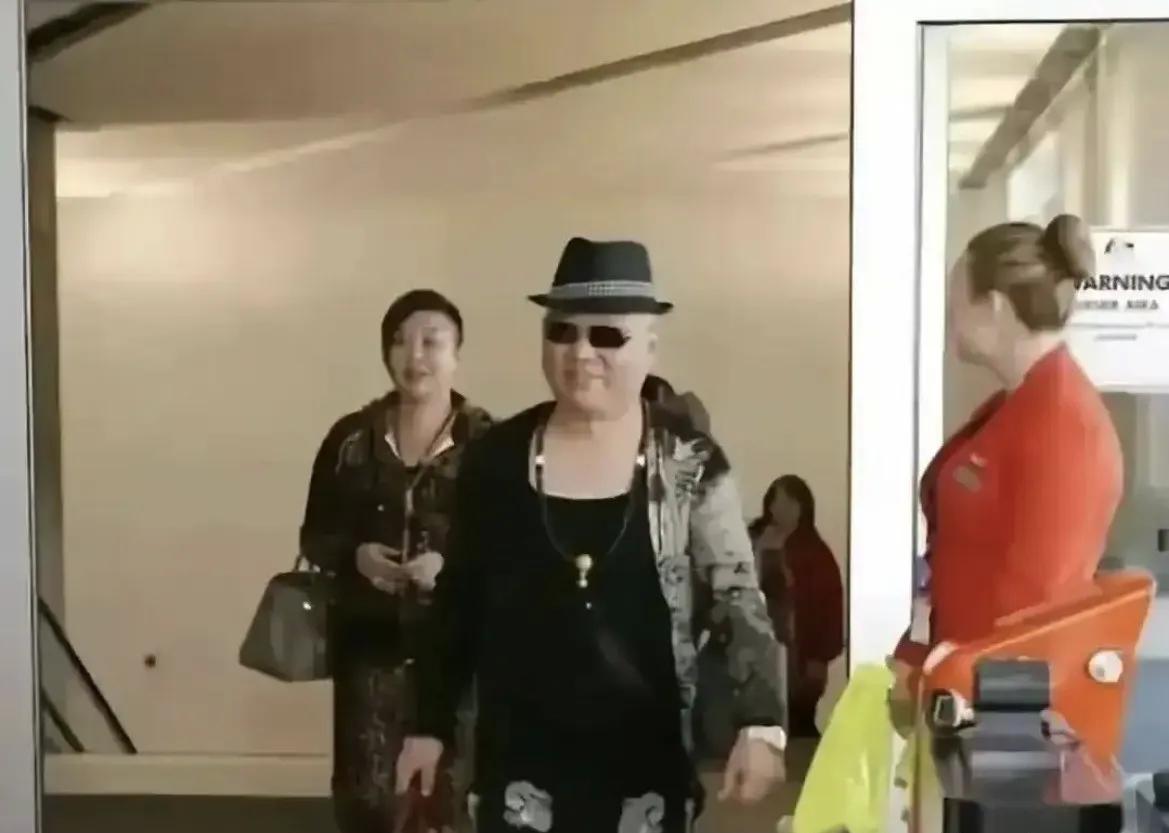 穿貂戴金却像地摊货，郭德纲夫妇的富贵，为啥总透着一股子土气？
最近刷到郭德纲和王
