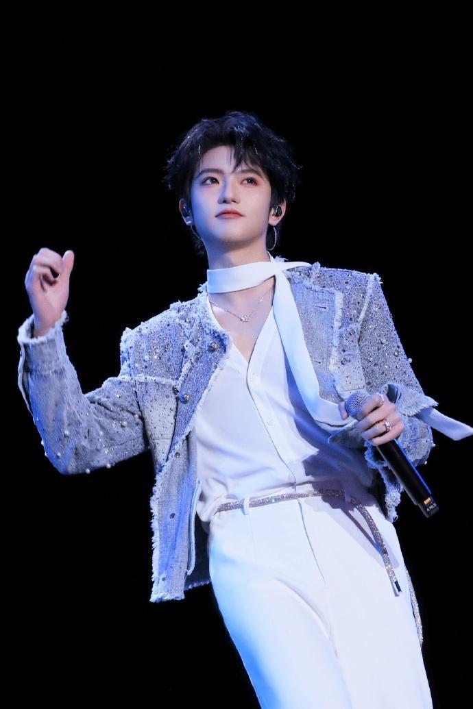 穆祉丞音乐节九宫格送达📷“开心回忆+1😼”帅气小猫好好看！期待厦门之行