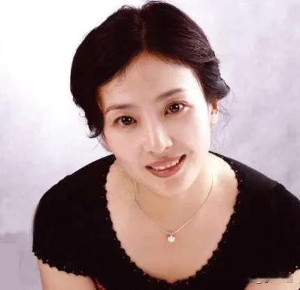 刘亦菲妈妈刘晓莉，舞蹈演员，身材高挑，气质这块不输刘亦菲，当年刘晓莉与安少康离婚