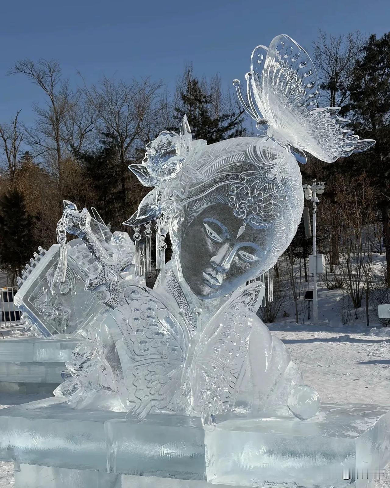这是要迷死谁？会动的冰雕！！！[震惊]
镂空的猴哥雪雕，背面是佛像！创意满分💯