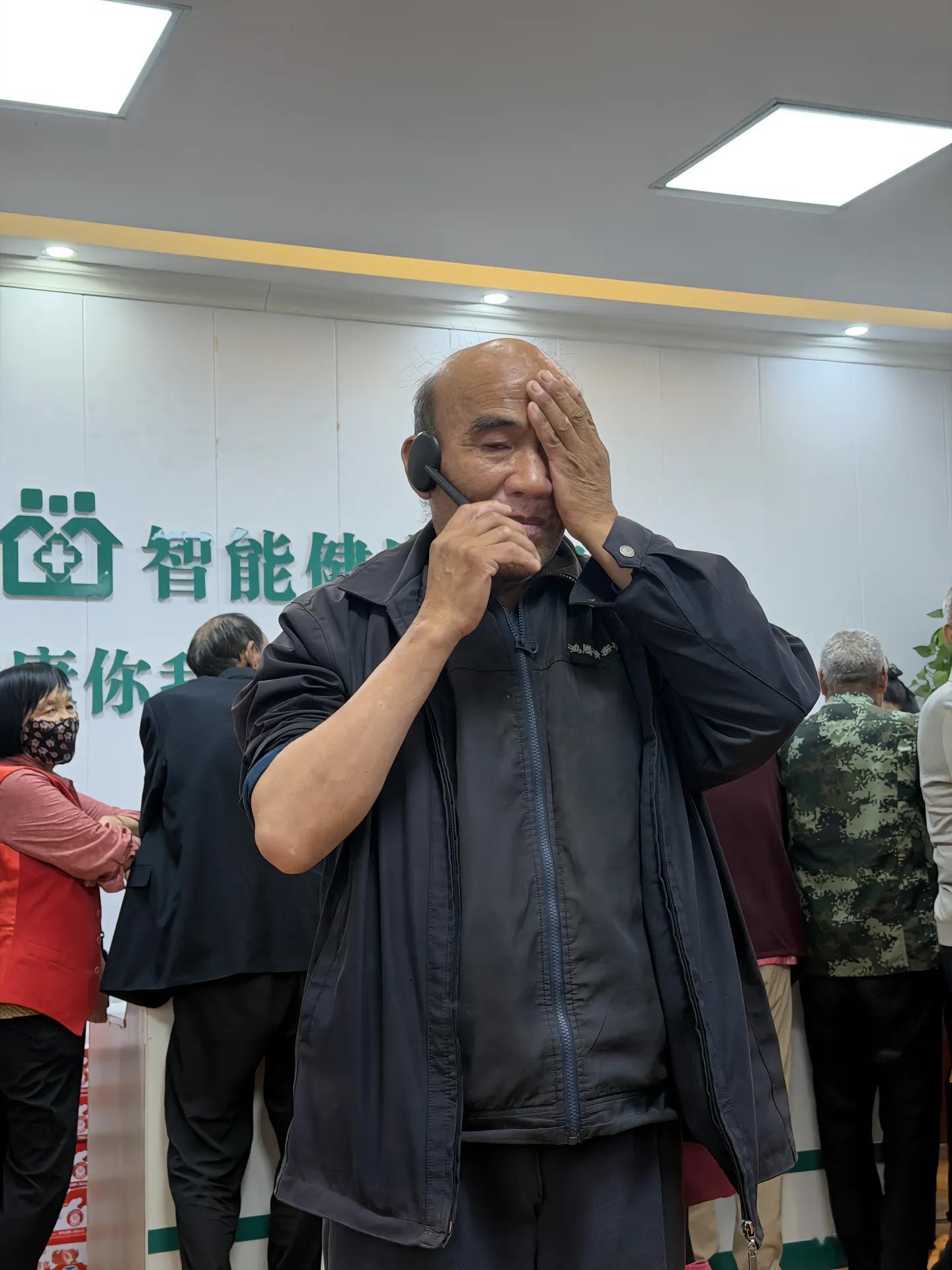 测视力……我让他挡着眼睛，他偏要挡着耳朵👂捂着眼睛日常吐槽高手在民间