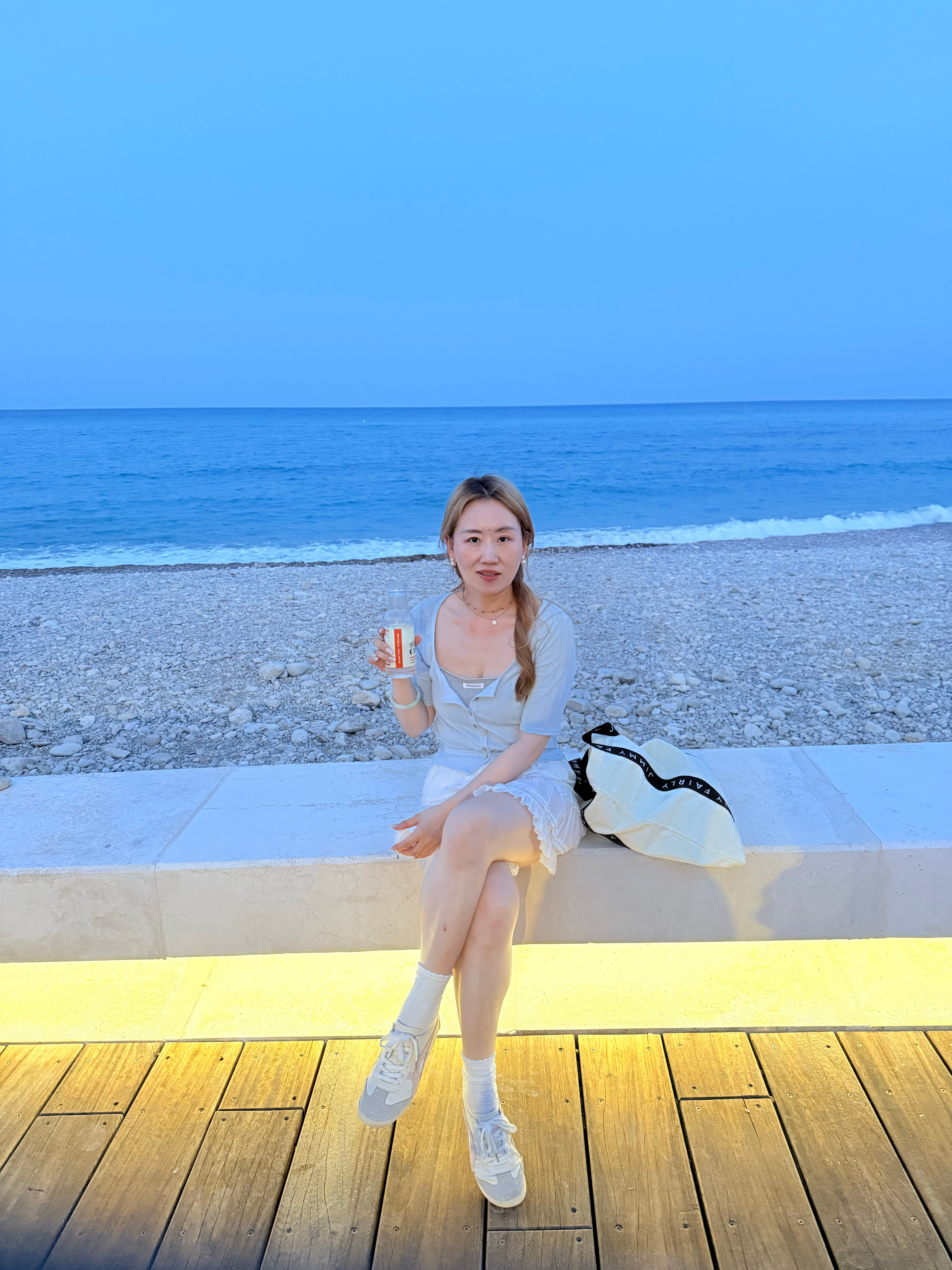 周末自驾去 Altea 🚗车窗外满是地中海标志性的白墙蓝顶建筑我们直奔 Pla
