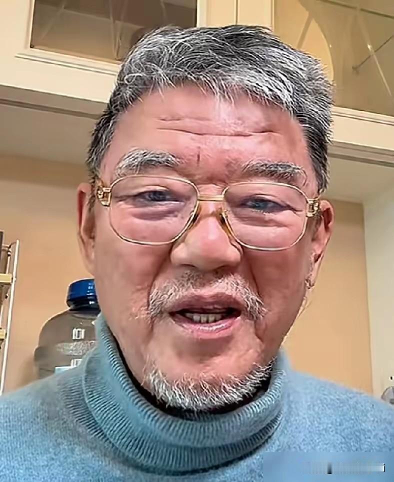 李立群说，评论区有人在瞎说，李老头，你还没有抱孙子，什么你懂啥？你看过啥？有一天