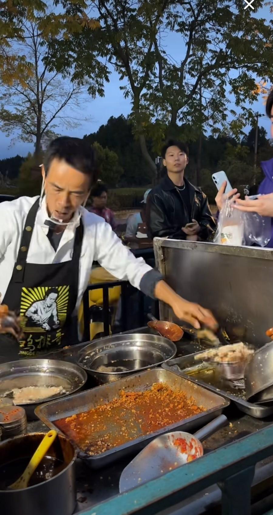 网红顶流，现在怎么样？
现在江西景德镇的“鸡排哥”最近火出圈了，国庆的时候一直想