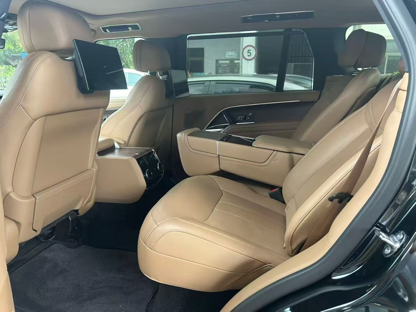 二手车/退役试驾车车型：2024款 揽胜创世加长指导价：174.8万配色：黑外琥