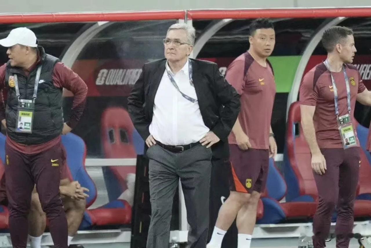 国足主场1:1逆转逼平泰国，四点疑问:
  1、王上源能踢单后腰吗？他有那能力吗