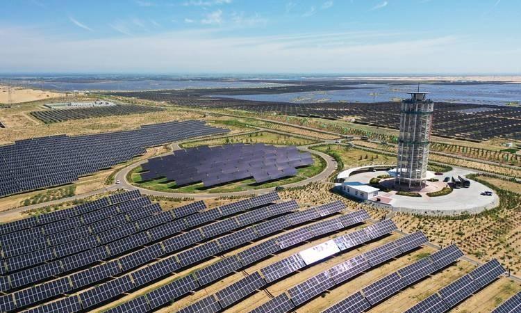 3 月 18 日巴黎那场面挺有意思。美方财长贝森特把那张写着“求稳供”的纸推上桌