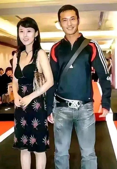 最近网上流传着一张黄晓明年轻时的照片，引起了不少讨论。这张照片看起来是他学生时期