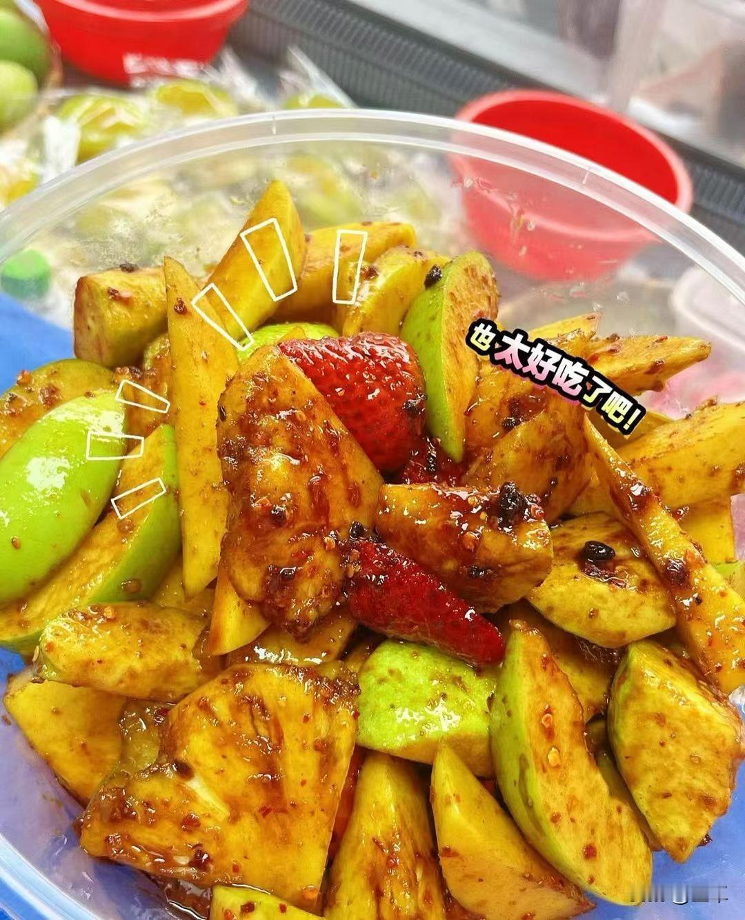 水果捞太诱人啦！🍉🍌🍓🥭

夏日水果捞简直是我的心头爱！天气一热，大鱼大