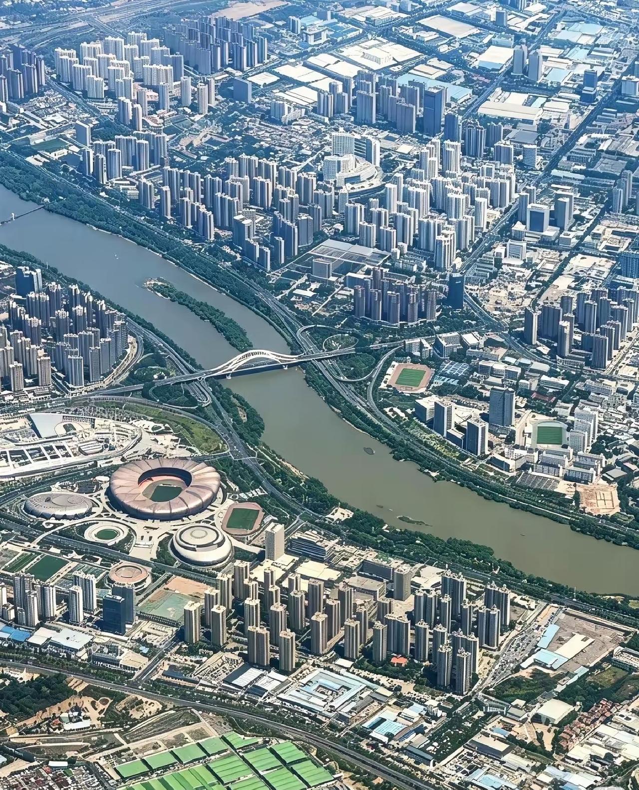 兰州，城市学院当年这么偏的地方，现在也是成了中心区域了[捂脸]