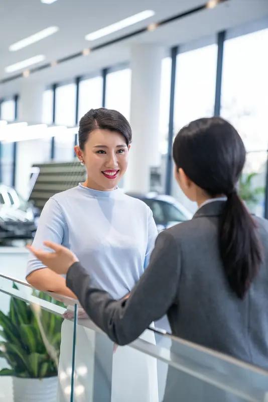 你去银行办理业务时，会发现女性客户明显多于男性。10个客户里，大约有7个是女性，