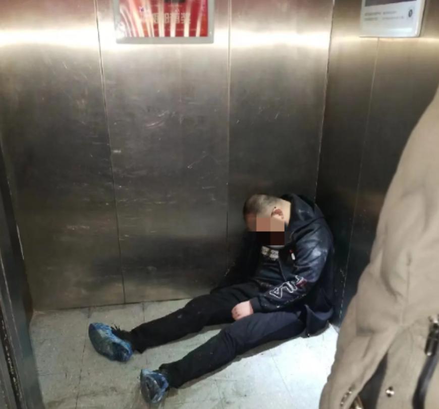 江苏盐城，一男子醉酒后独自回家，结果在电梯内 "睡着了"。当邻居发现男子叫不醒后