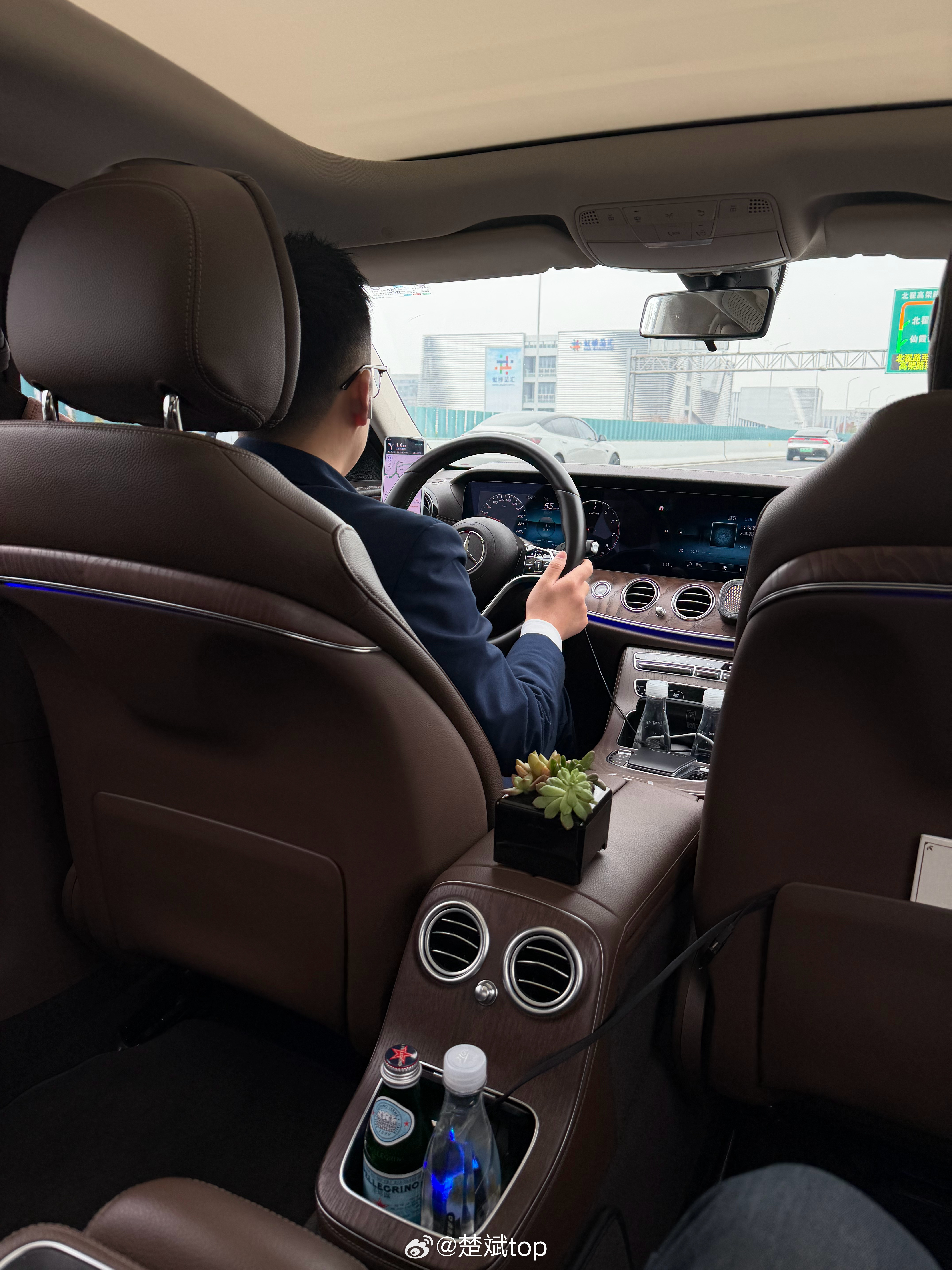 落地上海，奔驰E级接机，在媒体老师里面是个什么水平？ 