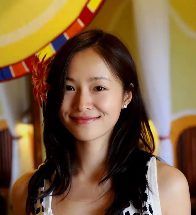 江一燕离婚这个事，告诉所有女性千万别做什么独立女性。
网上很多野鸡汤都在教唆鼓吹