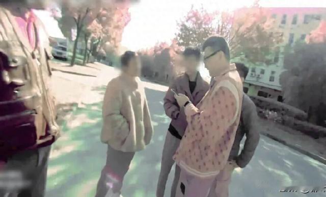 浙江嘉善，一女子取出30万现金驾车离开，被工作人员拦住之后，她一脸震惊的说，钱是