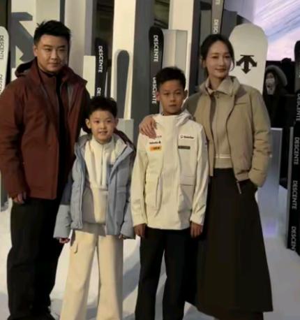 国乒球员
儿女名字风格独特
接地气
1.许昕
儿子：许梓恒(乳名小蛇)
女儿：许