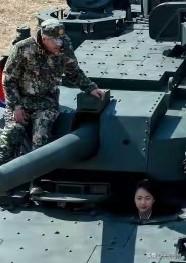 ​这个小女孩，能轻松开动这辆坦克，充分展示出这款坦克的先进程度。这个小女孩，真是