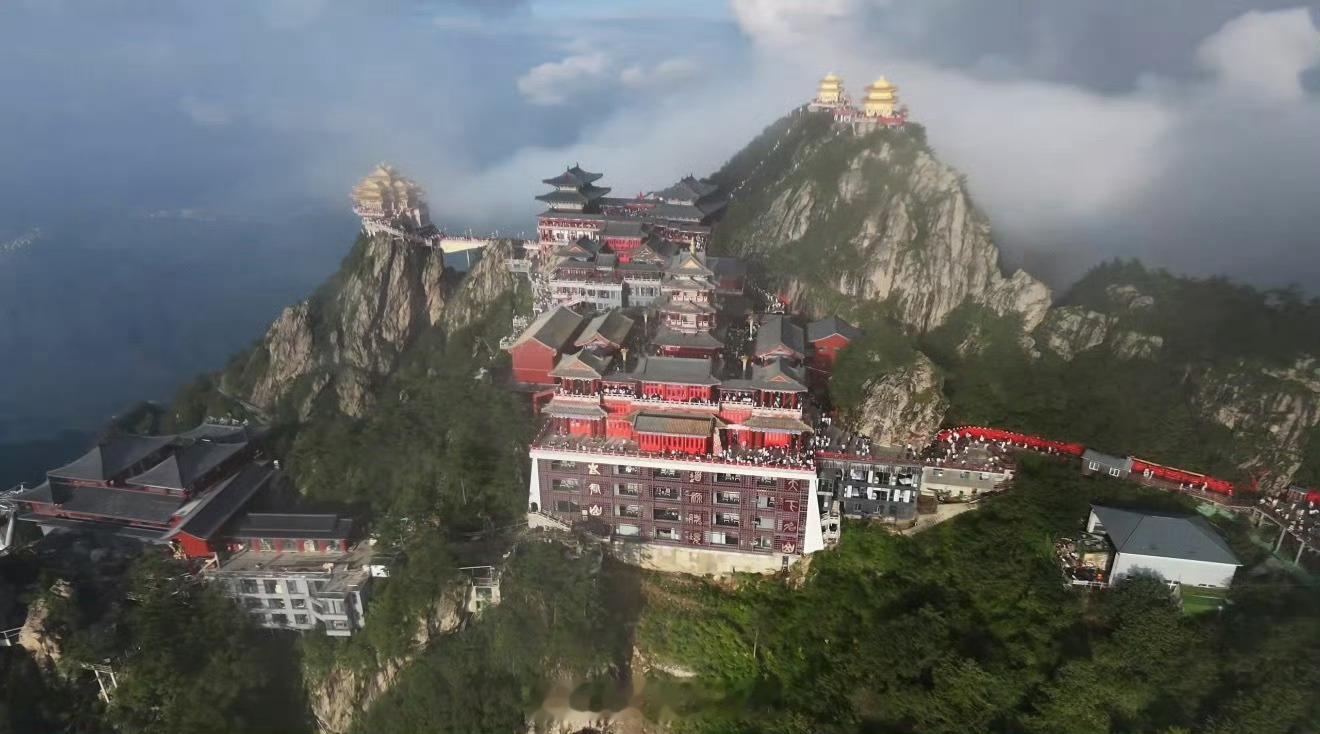月薪6万老君山云海观察员回应下山备受热议的老君山云海观察员李思辰30天任期圆满结