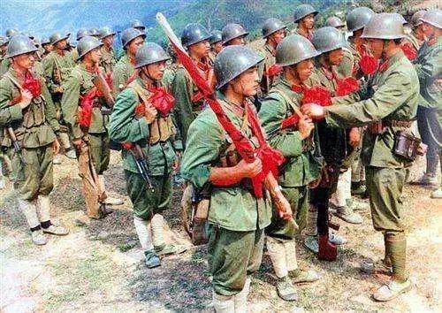 1984年老山前线，25岁的王仁先用血肉之躯为我军炮兵指引目标，发送了1000多