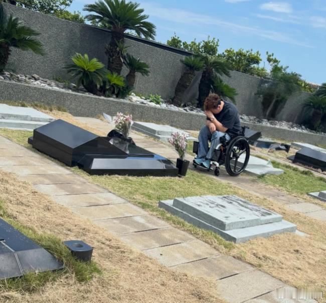 具俊晔好友在大S墓前哭泣 具俊晔好友在大S墓前哭泣，前半生守护着车祸重伤的队友 