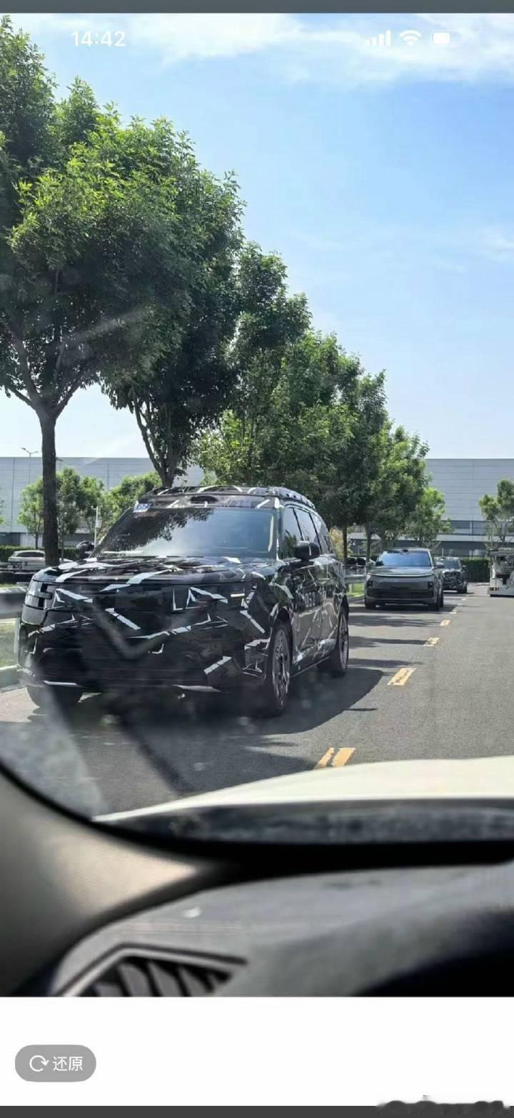 小米增程大 SUV 轻伪装车？后面那个是升顶版本？看起来有点方。 