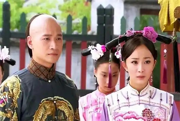 能治得了何晟铭的只有早期杨幂杨幂“拿奖了给何晟铭跪下”背后是温暖真挚的友谊。在娱