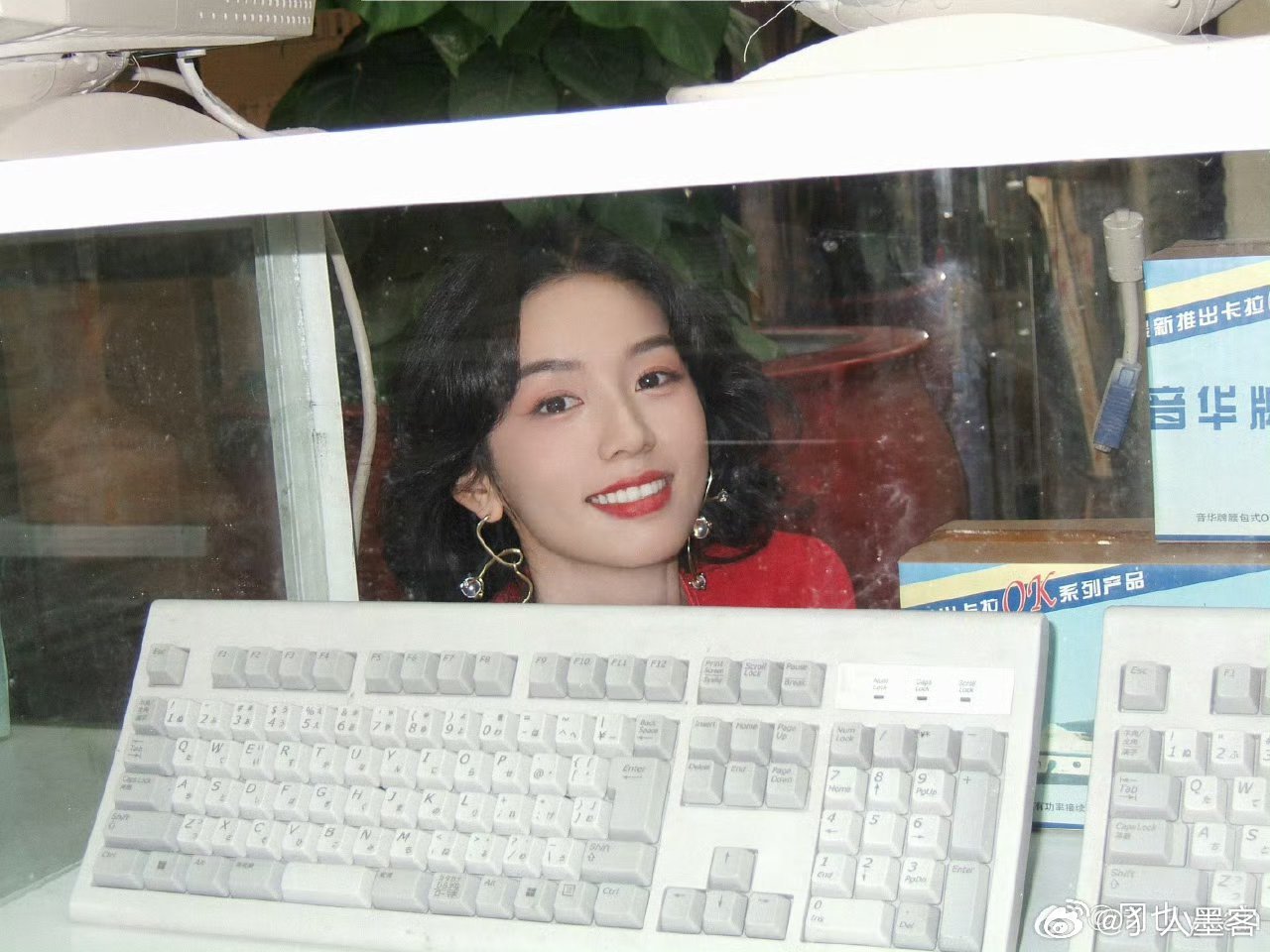 老板老板给我来一台能看你好1983的电脑 你好1983