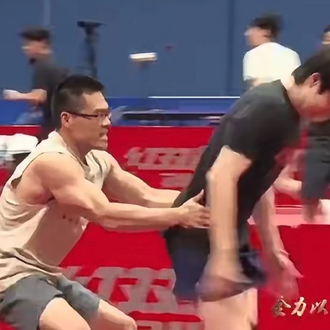 这老登出来的时候我就知道他是给谁准备的了，一帮书背cp粉还在那歪歪是给莎的，你猜