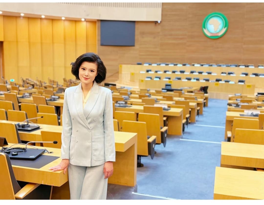 邹韵，这发型有点显老，这些年的爆炸头一直没变。