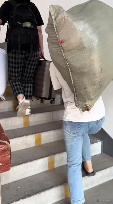 “爱很伟大！”安徽，继女即将住校，后妈送她去学校报到！继女10年来第1次离开后妈