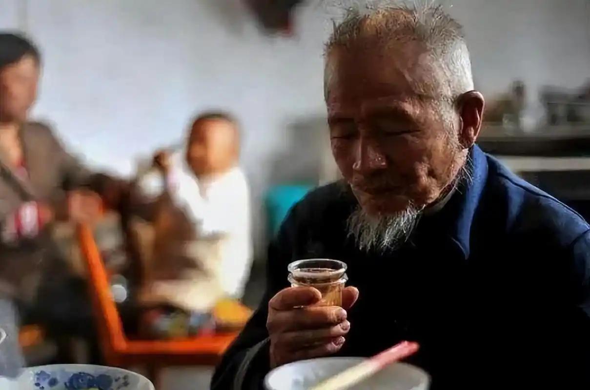 研究发现：老人若戒掉喝酒，不出半年时间，身体或会有这5个改变

不少老人嘴上说喝