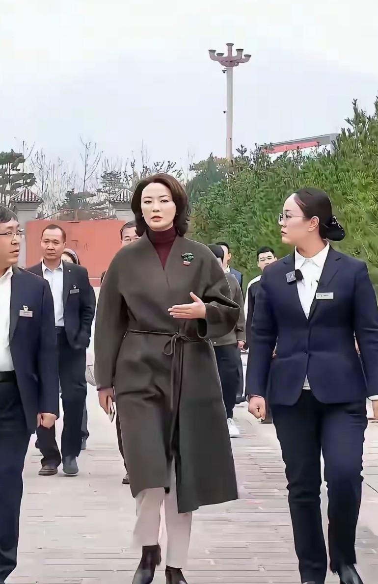 只要身边跟着的人职务比她低，她都能表现得气场十足，光这一身行头，估计普通人一二年