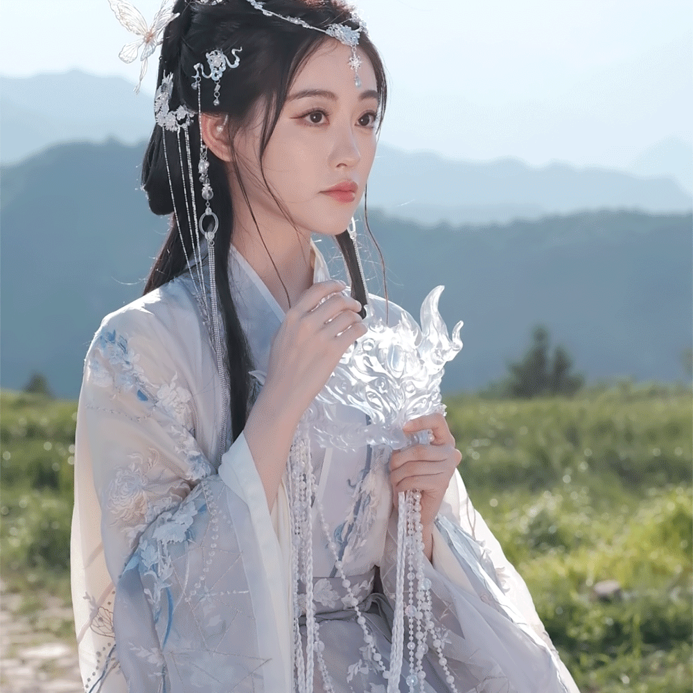 #祝绪丹古风玉面清冷妆# 真的有被祝绪丹好看到呢！她手中拿着的清冷天女面具，增添