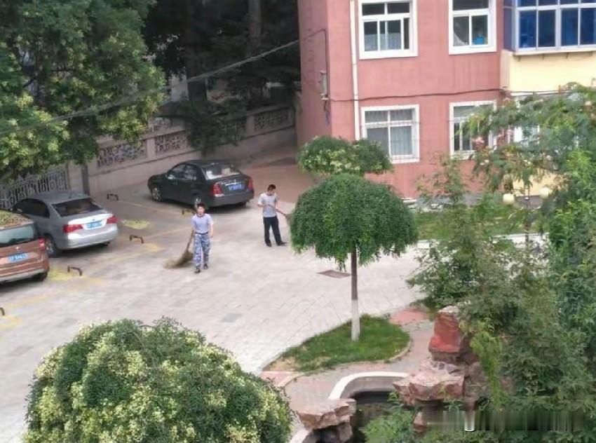 静悄悄的军营

清晨，这里的军营，没有嘹亮的军号声，没有比武的呐喊声，也没有整齐