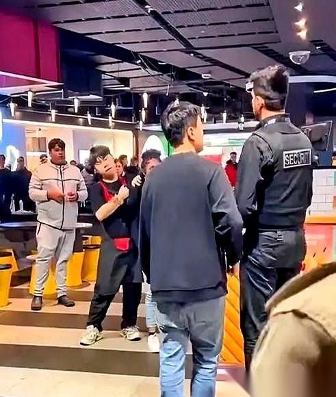 那个巴西博主，以为在中国直播偷巧克力，对着镜头喊一句“我在拍视频”，就是免死金牌