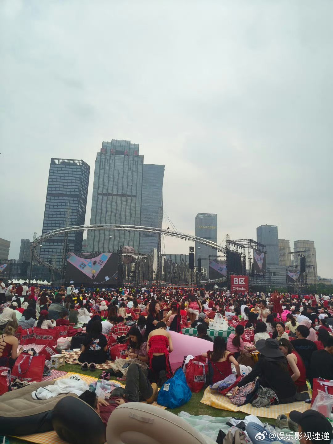 再一次对华晨宇人气有了实感 被华晨宇的粉丝力量圈粉！彩排时场外一片火热，歌声响彻