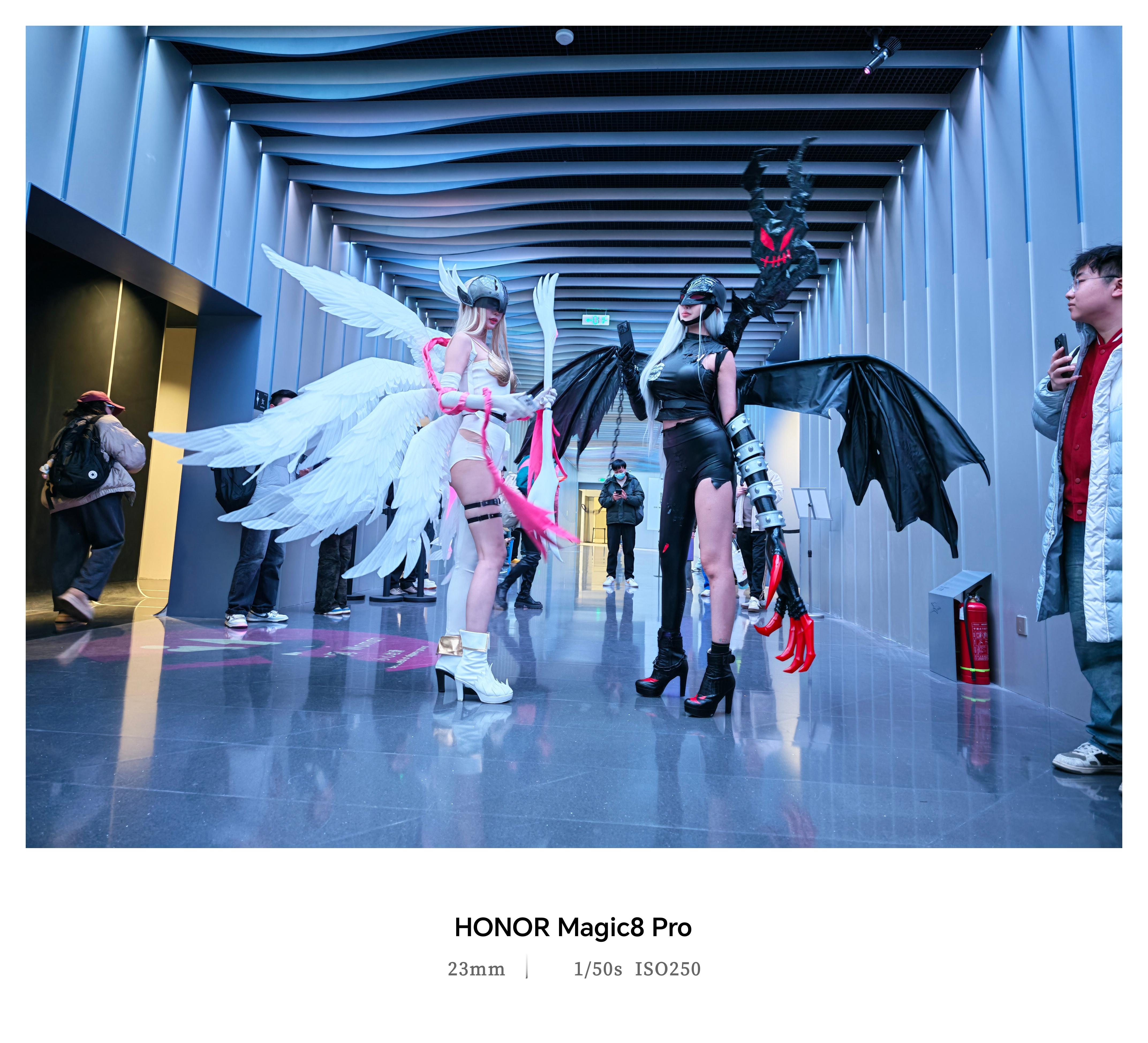 今天荣耀WIN大手笔！现场来了好多Coser。 