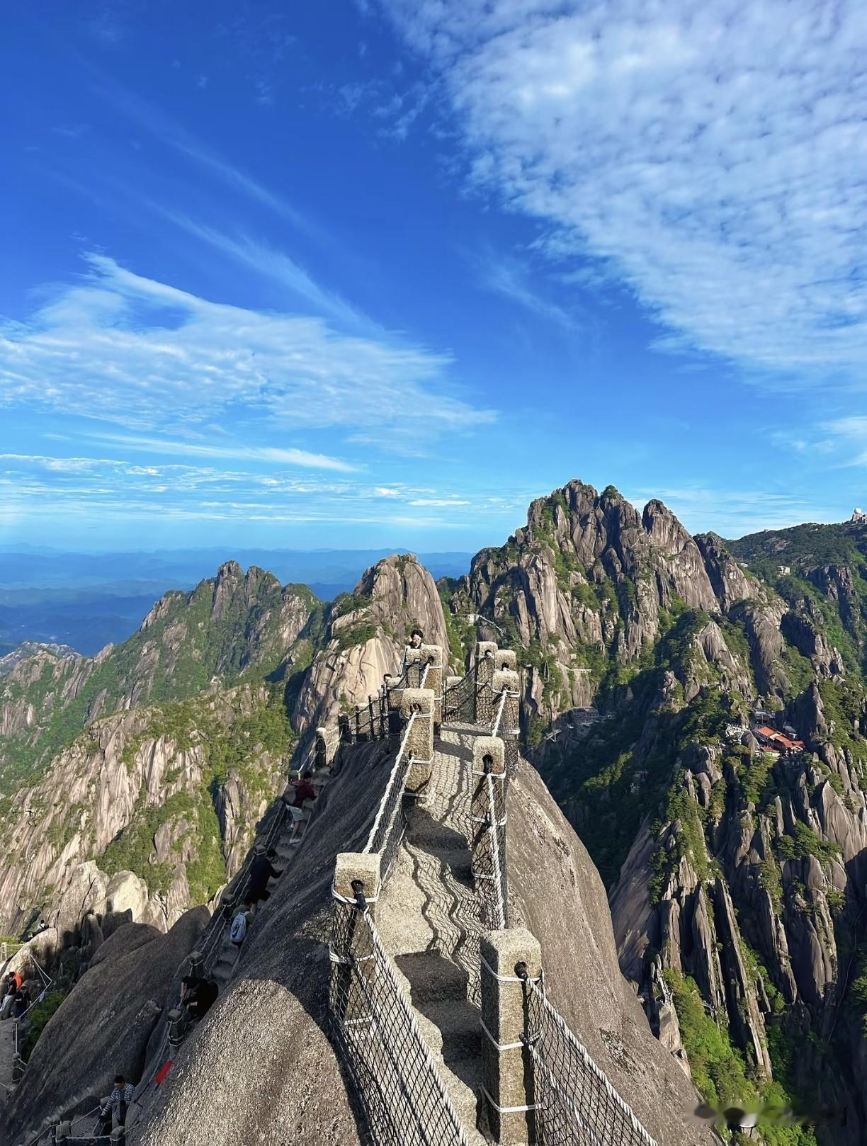 人不服年纪真的不行，现在每次我去爬山，都必须带着登山杖，靠着它借力上山下山。早些
