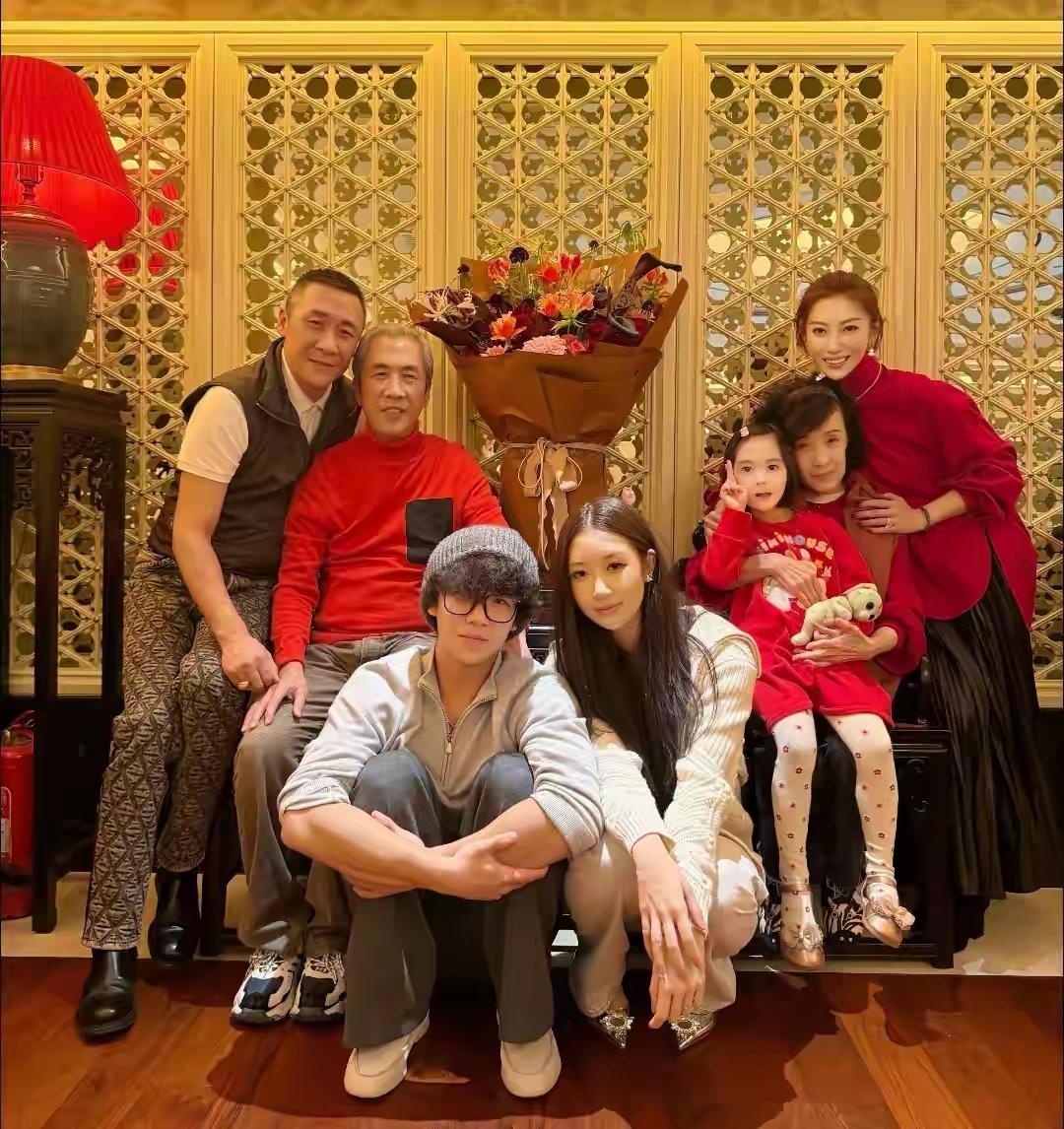 全家福[比心][送自己一朵花]