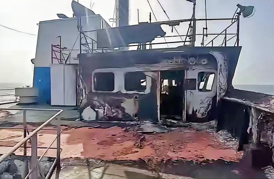 阿拉伯海这阵子是真不太平。

4月10日，咱们一艘叫“金秋号”的货轮正跑着船，突