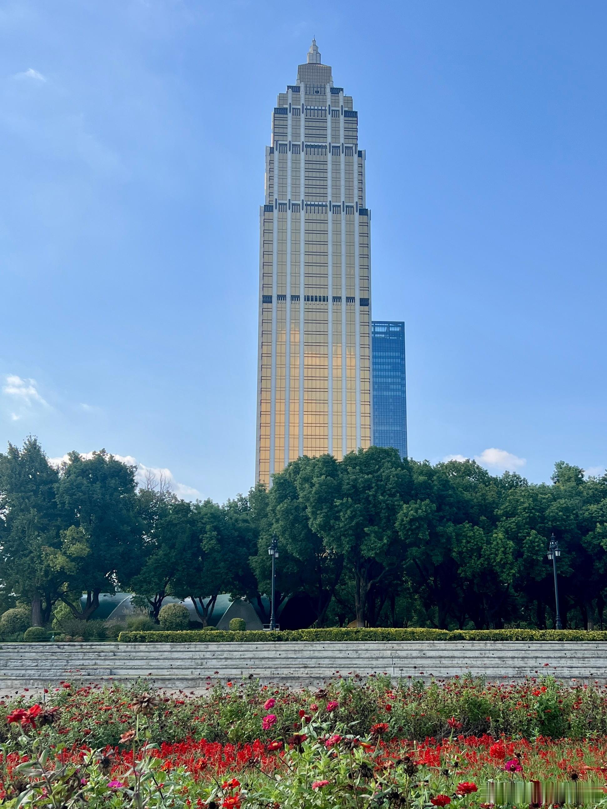 武汉旅游攻略[超话]《震耳欲聋》武汉取景点，健次同款点位码住本地 er 带着《震