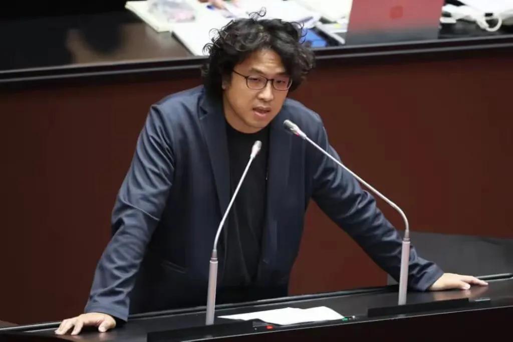 沈伯洋把民进党坑惨了！闹了半天，民进党出内奸的都是自己人，直到大陆制裁沈伯洋父亲