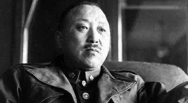 1950年， 卫立煌 在 香港闲逛。冷不丁，身后有人喊：“这不是卫立煌吗？”卫立