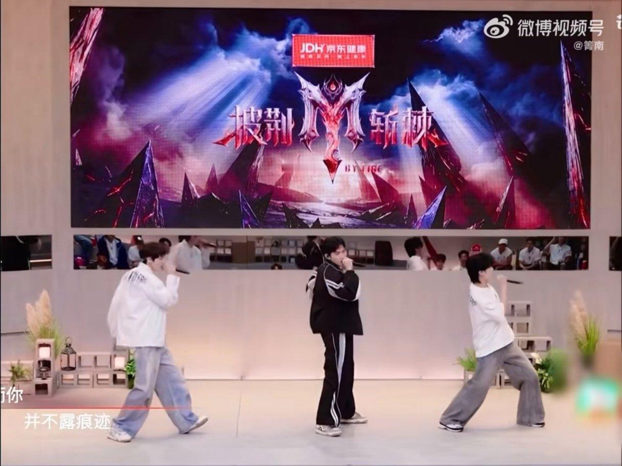 张彬彬唱高音曹骏王以太的反应曹骏王以太表情管理离家出走披荆斩棘 谁能想到张彬彬在