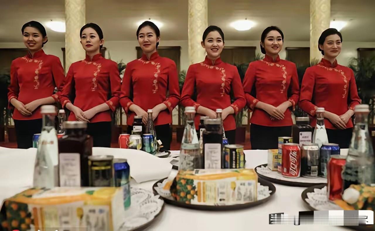 真的很好奇这些国宴上的服务员，她们每个月的工资能有多少钱呢？要知道国宴经常都会接