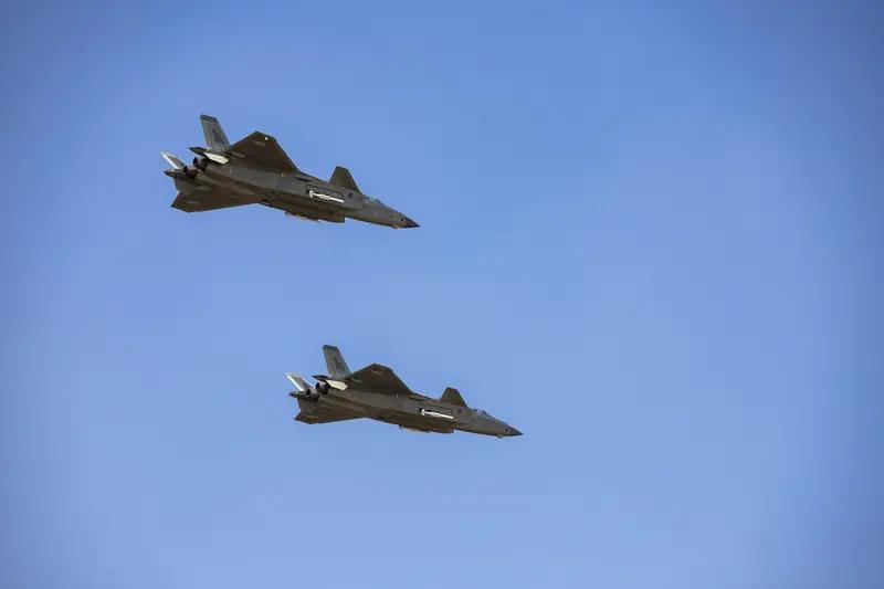 2. 歼36首次双机编队试飞 中国六代机进展引关注：歼-36首次完成双机编队试飞