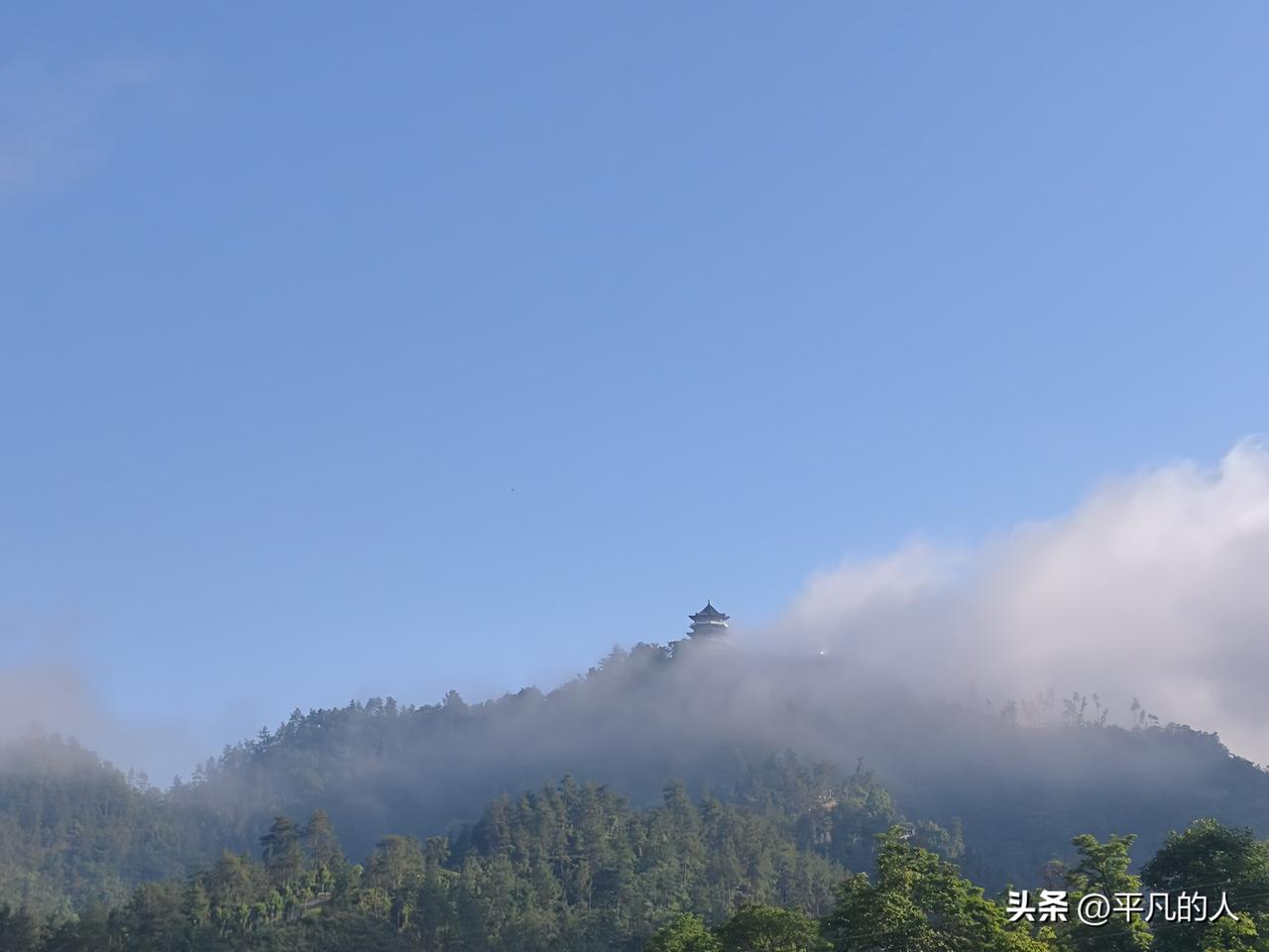 当孙悟空还是个猴的时候，他只能和一群猴在一起玩。当他学了一身本领之后，牛魔王都和