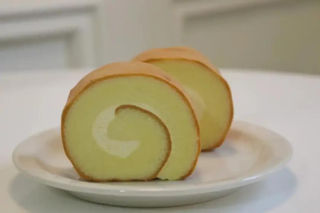 今天刷到一个视频说的是全职妈妈因为在家照顾小孩，没有上班，一盒8个瑞士卷，女儿吃