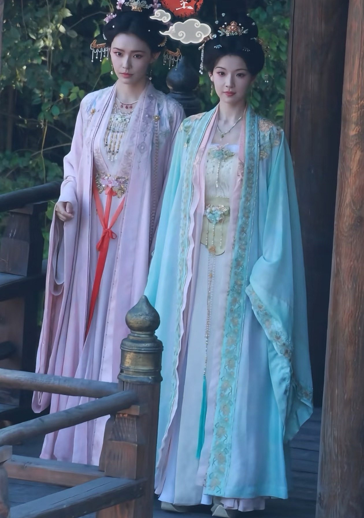服装和发饰太干净艳丽，不像聊斋像宅斗 ​​​